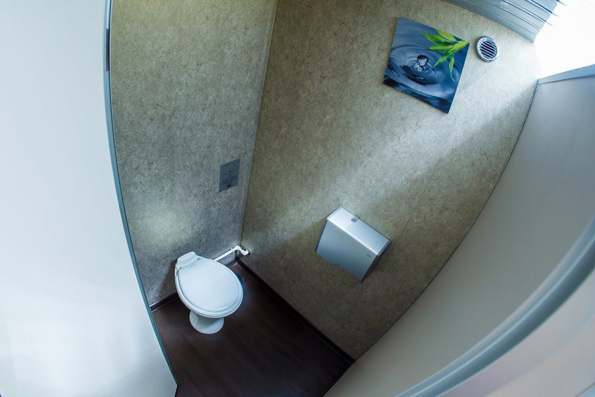 Унитаз в мужском мобильном туалете от ExpressWC