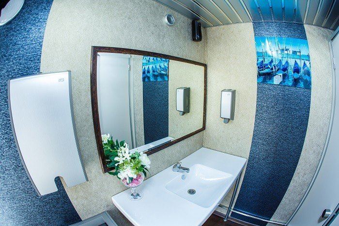 Раковина и зеркало в  дамском мобильном туалете от ExpressWC