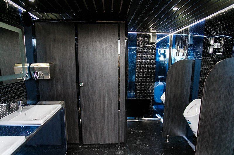 Вид на кабинки в мужском VIP туалете от ExpressWC