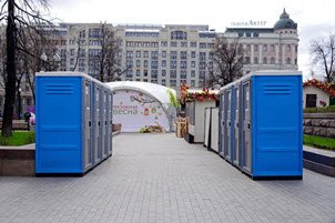 Пластиковые туалетные кабинки на городском мероприятии