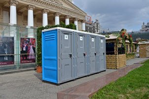 Пластиковые туалетные кабинки на городском мероприятии
