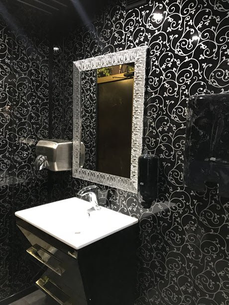 Зеркало с раковиной и сушилкой для рук в туалетном модуле
