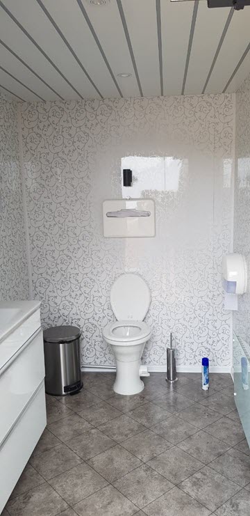 Интерьер внутри туалета в белом стиле