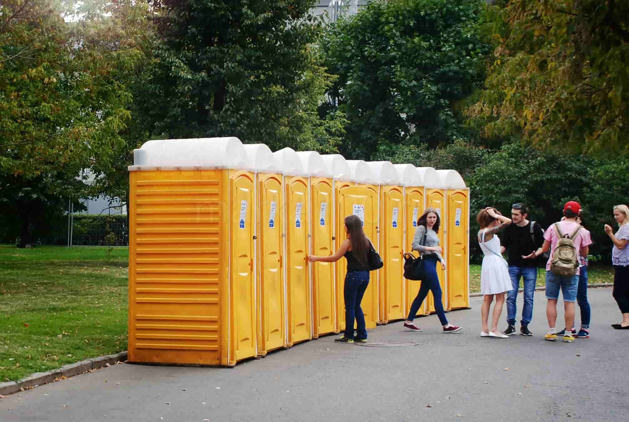 Посещение туалетных кабин в парке